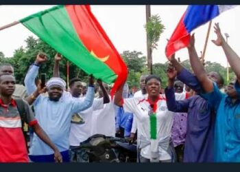 Putsch au Burkina :des manifestants, dont certains parés de drapeaux de la Russie dispersés