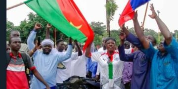 Putsch au Burkina :des manifestants, dont certains parés de drapeaux de la Russie dispersés