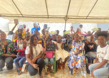 Bingerville : L’ONG « Same World » offre des kits scolaires à un orphelinat