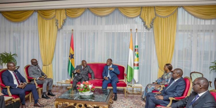 Le Président Alassane Ouattara, a échangé avec son homologue ghanéen, Nana Addo Dankwa AKUFO-ADDO, le mercredi 2 novembre 2022, au Palais Présidenciel à Abidjan, en images.