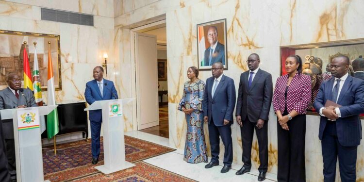 Le Président Alassane Ouattara, a échangé avec son homologue ghanéen, Nana Addo Dankwa AKUFO-ADDO, le mercredi 2 novembre 2022, au Palais Présidenciel à Abidjan, en images.