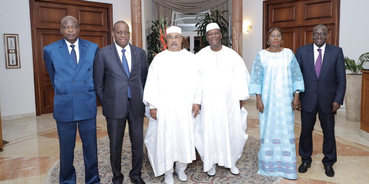 Le Président Alassane Ouattara, s’est entretenu avec le ministre des affaires étrangères du Tchad, M. Mahamat Saleh Annadif, le mardi 01/11/2022, à sa résidence à Cocody-Abidjan.