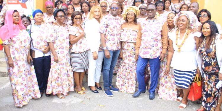 Le ministre Claude Danho Paulin a investi la présidente des femmes-agents de la mairie d’Attecoubé le 11 novembre 2022 dans ladite commune.