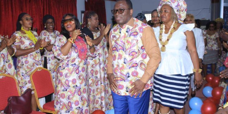 Le ministre Claude Danho Paulin a investi la présidente des femmes-agents de la mairie d’Attecoubé le 11 novembre 2022 dans ladite commune.