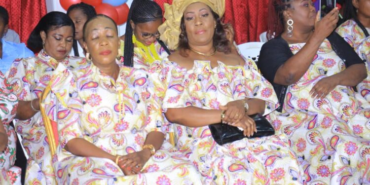 Le ministre Claude Danho Paulin a investi la présidente des femmes-agents de la mairie d’Attecoubé le 11 novembre 2022 dans ladite commune.