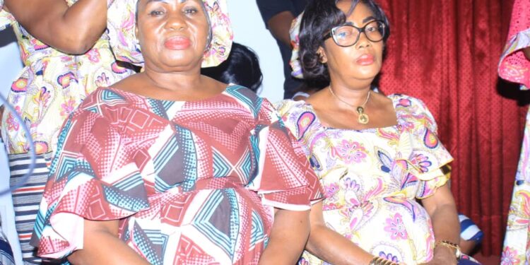 Le ministre Claude Danho Paulin a investi la présidente des femmes-agents de la mairie d’Attecoubé le 11 novembre 2022 dans ladite commune.