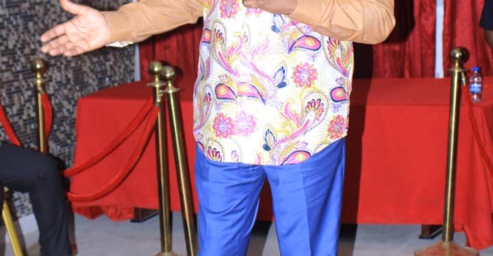 Le ministre Claude Danho Paulin a investi la présidente des femmes-agents de la mairie d’Attecoubé le 11 novembre 2022 dans ladite commune.