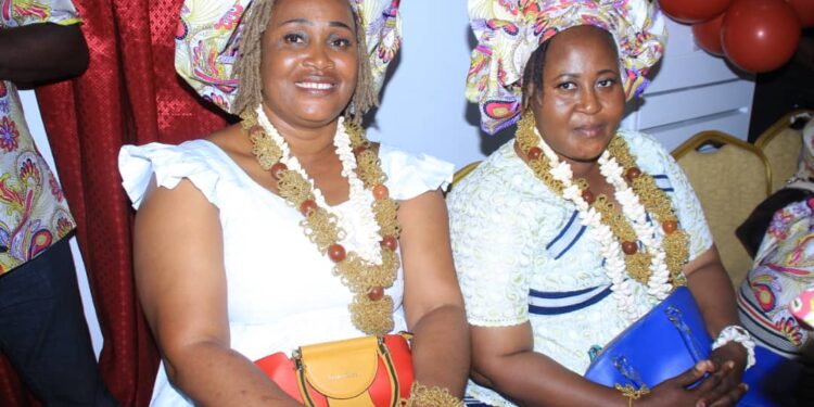 Le ministre Claude Danho Paulin a investi la présidente des femmes-agents de la mairie d’Attecoubé le 11 novembre 2022 dans ladite commune.