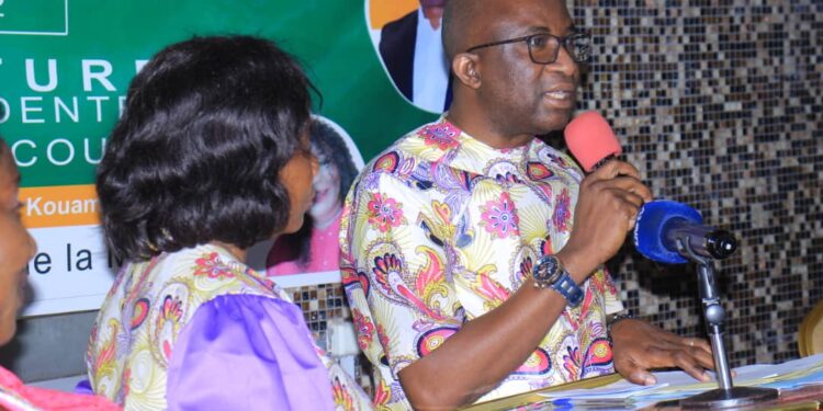 Le ministre Claude Danho Paulin a investi la présidente des femmes-agents de la mairie d’Attecoubé le 11 novembre 2022 dans ladite commune.