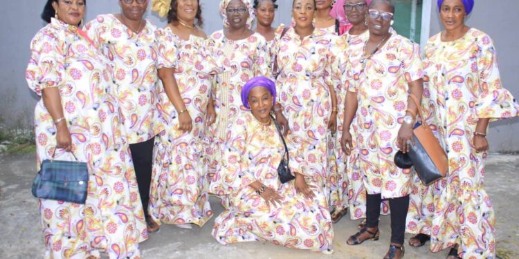 Le ministre Claude Danho Paulin a investi la présidente des femmes-agents de la mairie d’Attecoubé le 11 novembre 2022 dans ladite commune.