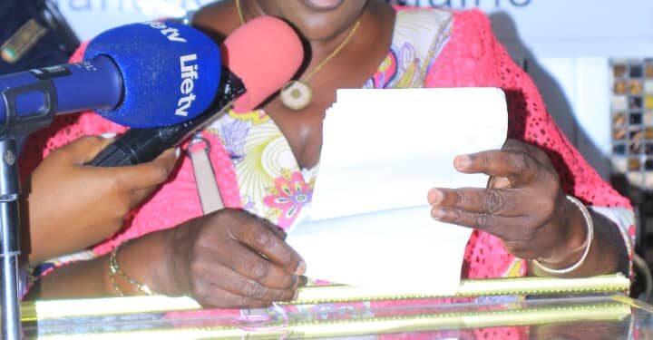 Le ministre Claude Danho Paulin a investi la présidente des femmes-agents de la mairie d’Attecoubé le 11 novembre 2022 dans ladite commune.