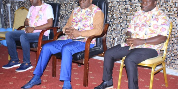 Le ministre Claude Danho Paulin a investi la présidente des femmes-agents de la mairie d’Attecoubé le 11 novembre 2022 dans ladite commune.