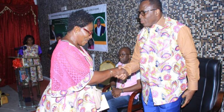 Le ministre Claude Danho Paulin a investi la présidente des femmes-agents de la mairie d’Attecoubé le 11 novembre 2022 dans ladite commune.