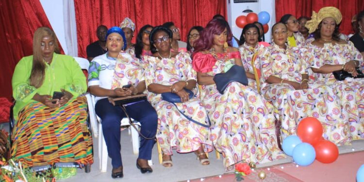 Le ministre Claude Danho Paulin a investi la présidente des femmes-agents de la mairie d’Attecoubé le 11 novembre 2022 dans ladite commune.