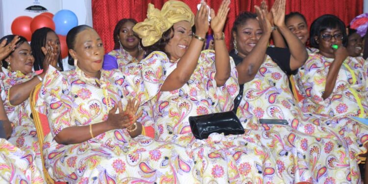 Le ministre Claude Danho Paulin a investi la présidente des femmes-agents de la mairie d’Attecoubé le 11 novembre 2022 dans ladite commune.