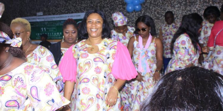 Le ministre Claude Danho Paulin a investi la présidente des femmes-agents de la mairie d’Attecoubé le 11 novembre 2022 dans ladite commune.