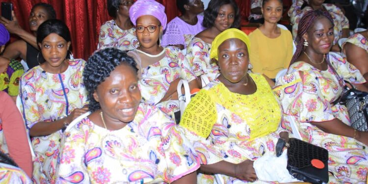 Le ministre Claude Danho Paulin a investi la présidente des femmes-agents de la mairie d’Attecoubé le 11 novembre 2022 dans ladite commune.