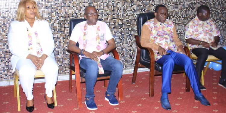 Le ministre Claude Danho Paulin a investi la présidente des femmes-agents de la mairie d’Attecoubé le 11 novembre 2022 dans ladite commune.