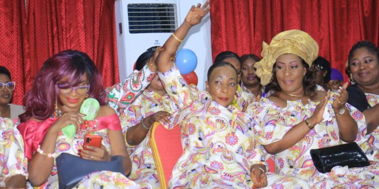 Le ministre Claude Danho Paulin a investi la présidente des femmes-agents de la mairie d’Attecoubé le 11 novembre 2022 dans ladite commune.