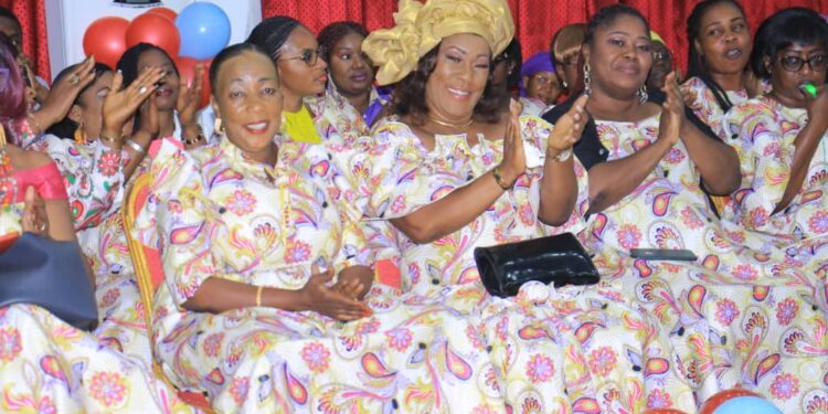 Le ministre Claude Danho Paulin a investi la présidente des femmes-agents de la mairie d’Attecoubé le 11 novembre 2022 dans ladite commune.