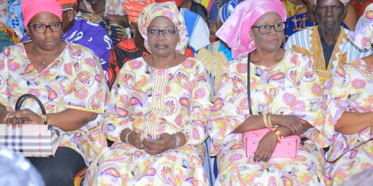 Le ministre Claude Danho Paulin a investi la présidente des femmes-agents de la mairie d’Attecoubé le 11 novembre 2022 dans ladite commune.