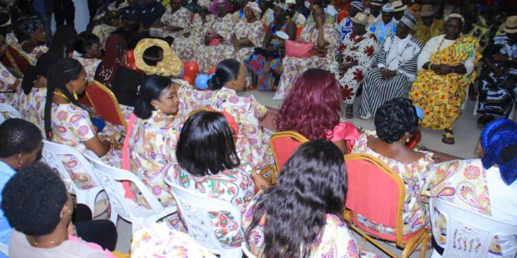 Le ministre Claude Danho Paulin a investi la présidente des femmes-agents de la mairie d’Attecoubé le 11 novembre 2022 dans ladite commune.