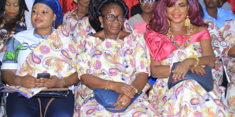 Le ministre Claude Danho Paulin a investi la présidente des femmes-agents de la mairie d’Attecoubé le 11 novembre 2022 dans ladite commune.