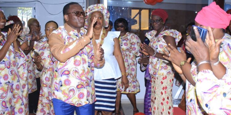 Le ministre Claude Danho Paulin a investi la présidente des femmes-agents de la mairie d’Attecoubé le 11 novembre 2022 dans ladite commune.