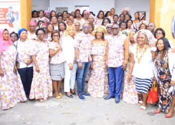 Le ministre Claude Danho Paulin a investi la présidente des femmes-agents de la mairie d&rsquo;Attecoubé le 11 novembre 2022 dans ladite commune.