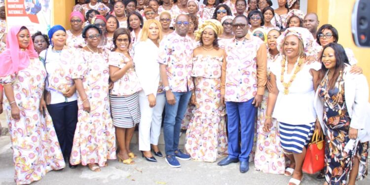 Le ministre Claude Danho Paulin a investi la présidente des femmes-agents de la mairie d’Attecoubé le 11 novembre 2022 dans ladite commune.