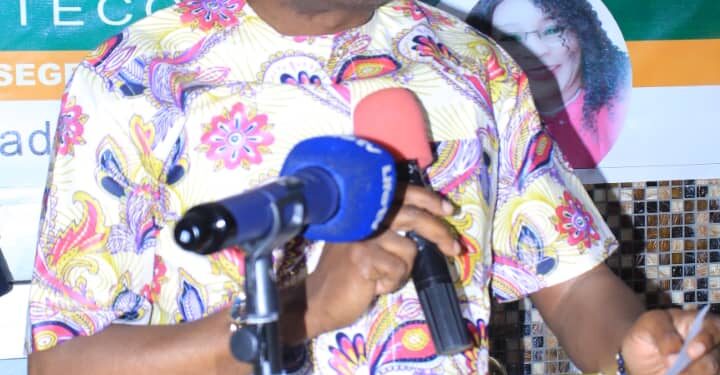 Le ministre Claude Danho Paulin a investi la présidente des femmes-agents de la mairie d’Attecoubé le 11 novembre 2022 dans ladite commune.