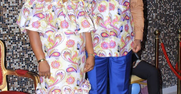 Le ministre Claude Danho Paulin a investi la présidente des femmes-agents de la mairie d’Attecoubé le 11 novembre 2022 dans ladite commune.