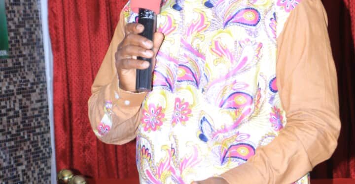 Le ministre Claude Danho Paulin a investi la présidente des femmes-agents de la mairie d’Attecoubé le 11 novembre 2022 dans ladite commune.