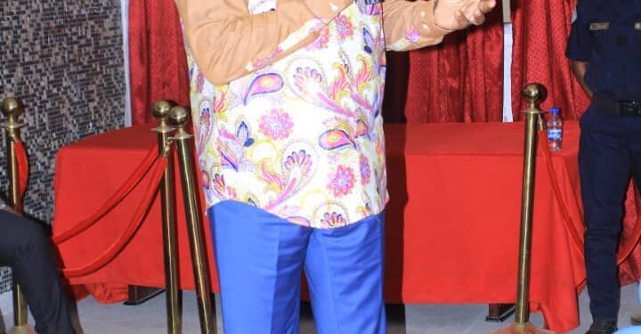 Le ministre Claude Danho Paulin a investi la présidente des femmes-agents de la mairie d’Attecoubé le 11 novembre 2022 dans ladite commune.