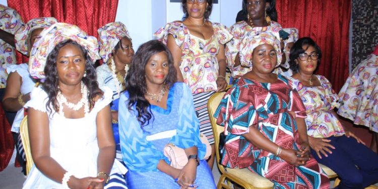 Le ministre Claude Danho Paulin a investi la présidente des femmes-agents de la mairie d’Attecoubé le 11 novembre 2022 dans ladite commune.