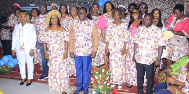 Le ministre Claude Danho Paulin a investi la présidente des femmes-agents de la mairie d’Attecoubé le 11 novembre 2022 dans ladite commune.