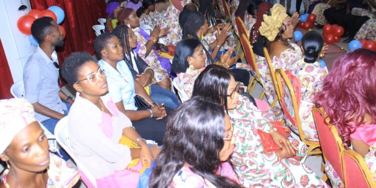 Le ministre Claude Danho Paulin a investi la présidente des femmes-agents de la mairie d’Attecoubé le 11 novembre 2022 dans ladite commune.