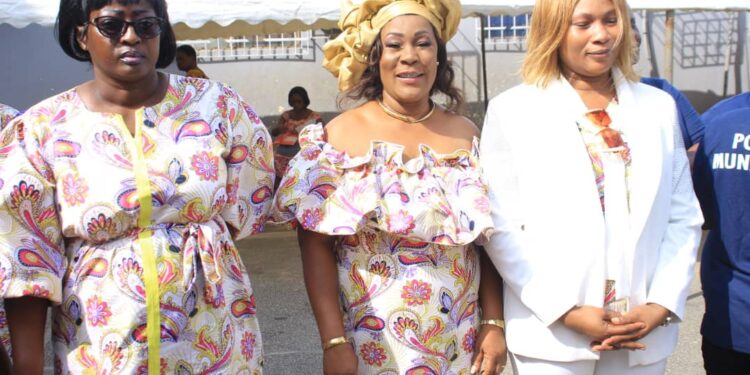 Le ministre Claude Danho Paulin a investi la présidente des femmes-agents de la mairie d’Attecoubé le 11 novembre 2022 dans ladite commune.