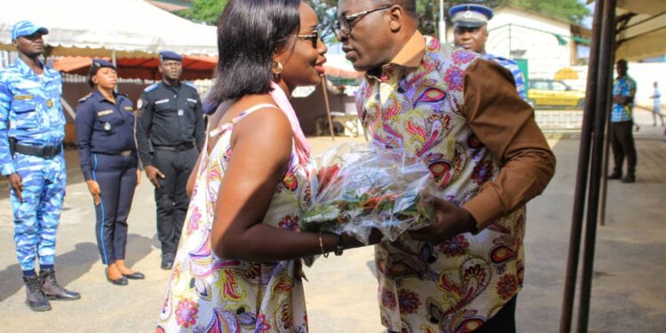 Le ministre Claude Danho Paulin a investi la présidente des femmes-agents de la mairie d’Attecoubé le 11 novembre 2022 dans ladite commune.