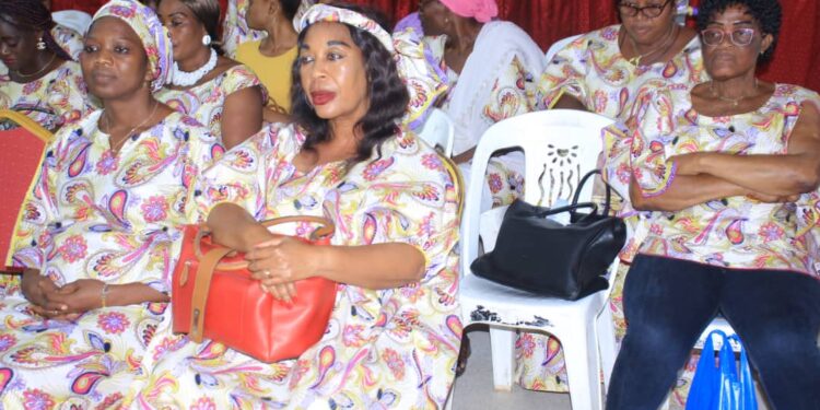 Le ministre Claude Danho Paulin a investi la présidente des femmes-agents de la mairie d’Attecoubé le 11 novembre 2022 dans ladite commune.