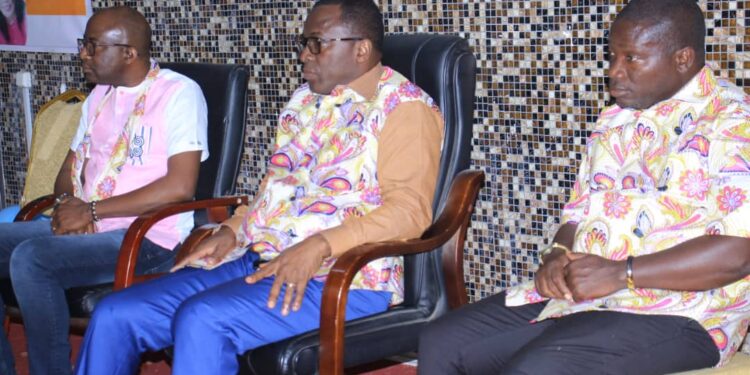 Le ministre Claude Danho Paulin a investi la présidente des femmes-agents de la mairie d’Attecoubé le 11 novembre 2022 dans ladite commune.