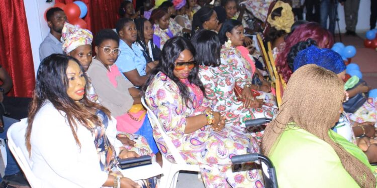 Le ministre Claude Danho Paulin a investi la présidente des femmes-agents de la mairie d’Attecoubé le 11 novembre 2022 dans ladite commune.