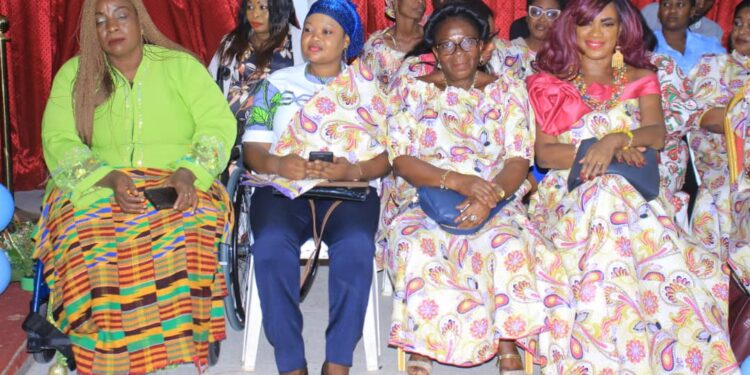 Le ministre Claude Danho Paulin a investi la présidente des femmes-agents de la mairie d’Attecoubé le 11 novembre 2022 dans ladite commune.