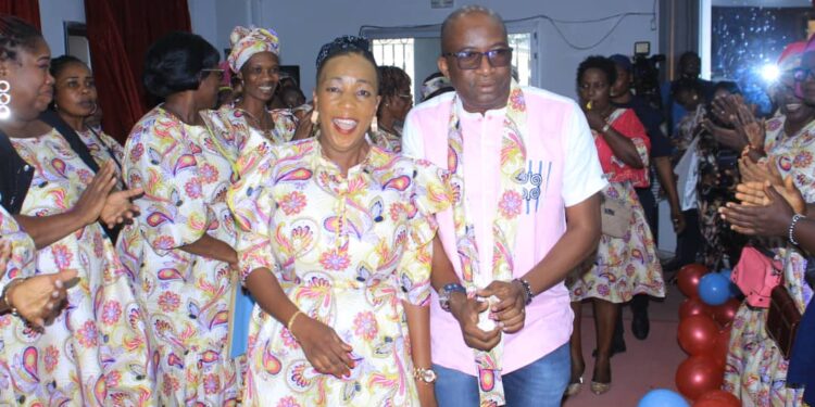 Le ministre Claude Danho Paulin a investi la présidente des femmes-agents de la mairie d’Attecoubé le 11 novembre 2022 dans ladite commune.