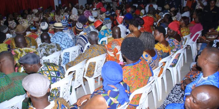 Le ministre Claude Danho Paulin a investi la présidente des femmes-agents de la mairie d’Attecoubé le 11 novembre 2022 dans ladite commune.