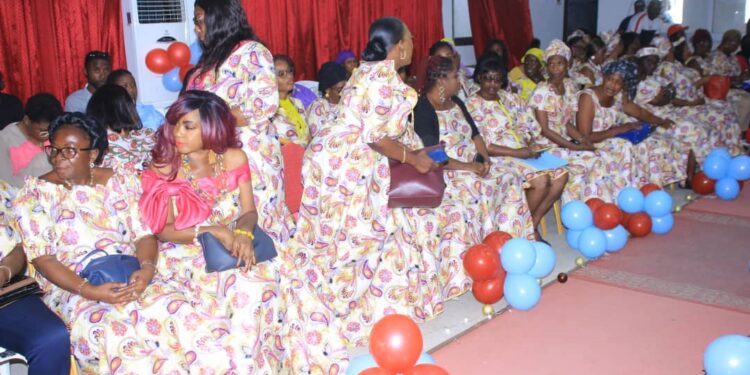 Le ministre Claude Danho Paulin a investi la présidente des femmes-agents de la mairie d’Attecoubé le 11 novembre 2022 dans ladite commune.