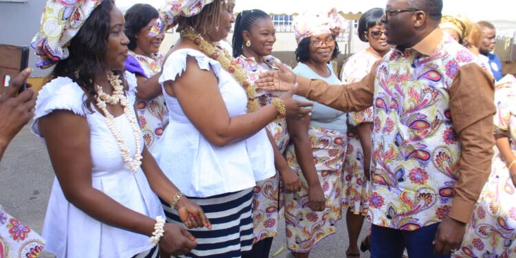 Le ministre Claude Danho Paulin a investi la présidente des femmes-agents de la mairie d’Attecoubé le 11 novembre 2022 dans ladite commune.