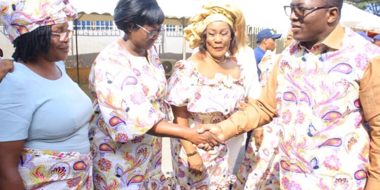 Le ministre Claude Danho Paulin a investi la présidente des femmes-agents de la mairie d’Attecoubé le 11 novembre 2022 dans ladite commune.