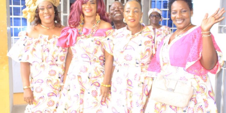 Le ministre Claude Danho Paulin a investi la présidente des femmes-agents de la mairie d’Attecoubé le 11 novembre 2022 dans ladite commune.