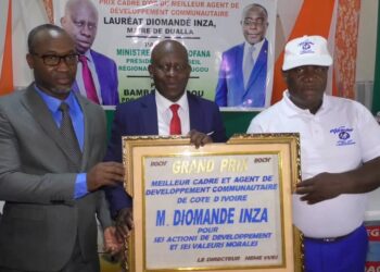 Développement communautaire: Le Maire de Dualla Inza Diomandé reçoit le Grand Prix National Cadre d&rsquo;Or